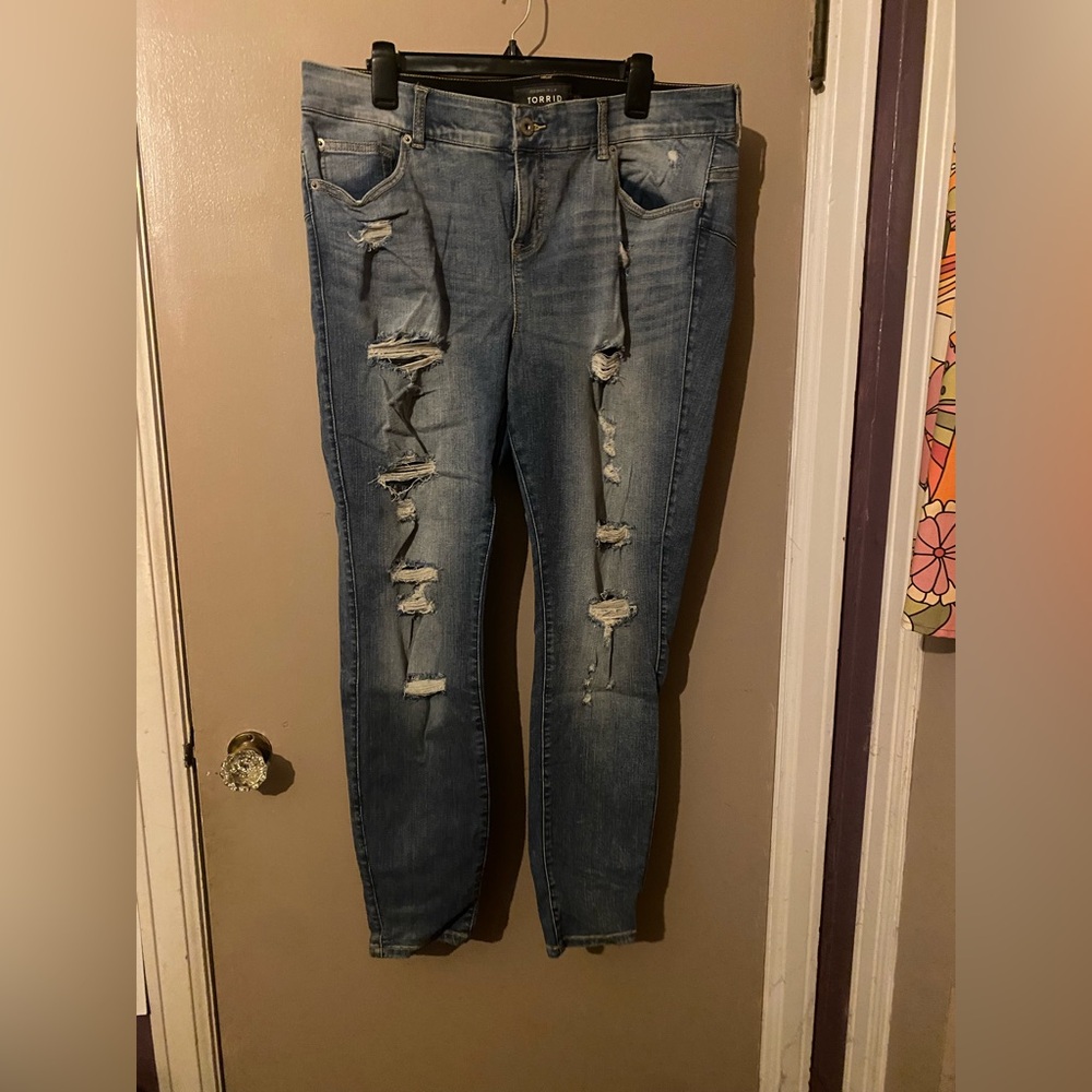 Torrid Distressed Bombshell Skinny Jeans 18R flattering fit